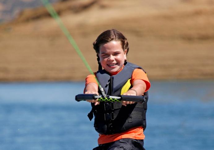 jeune fille qui fait du wakeboard
