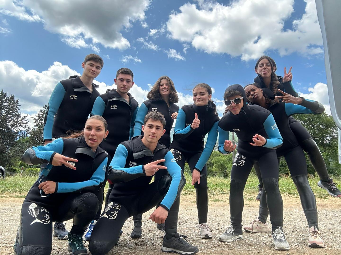 groupe d'ados en colo à la montagne