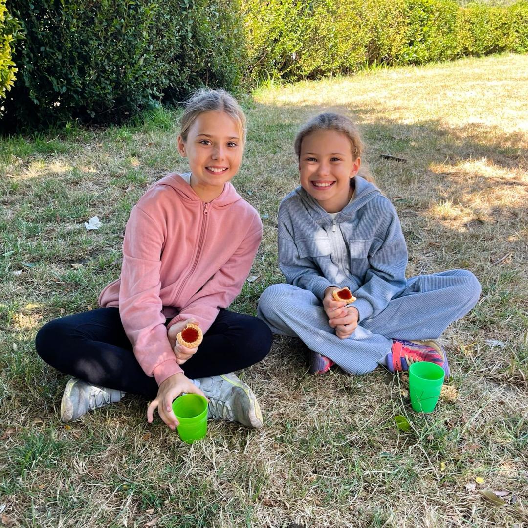 deux copines en colonie 