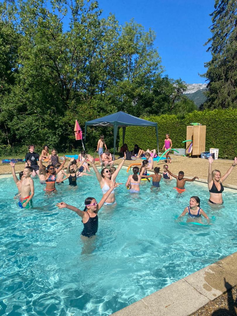 enfants en colo à la piscine