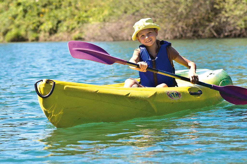 enfant en kayak