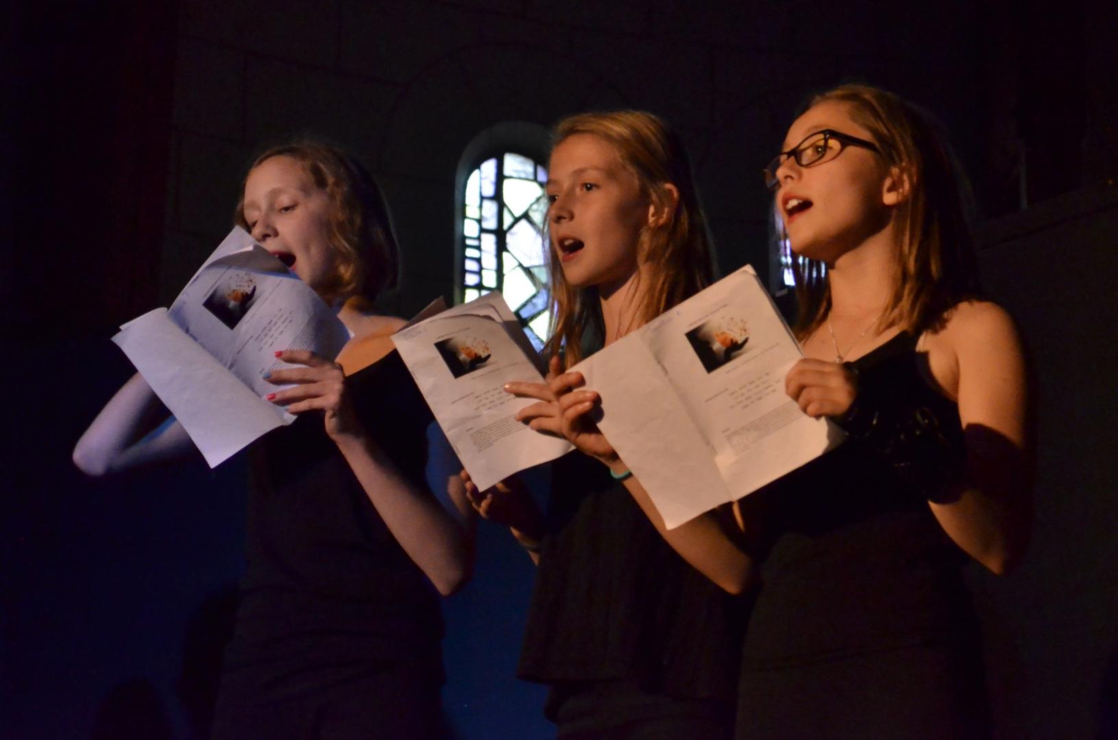 Groupe d'élèves en train de chanter