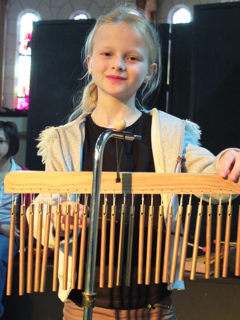 Elève avec instrument de musique
