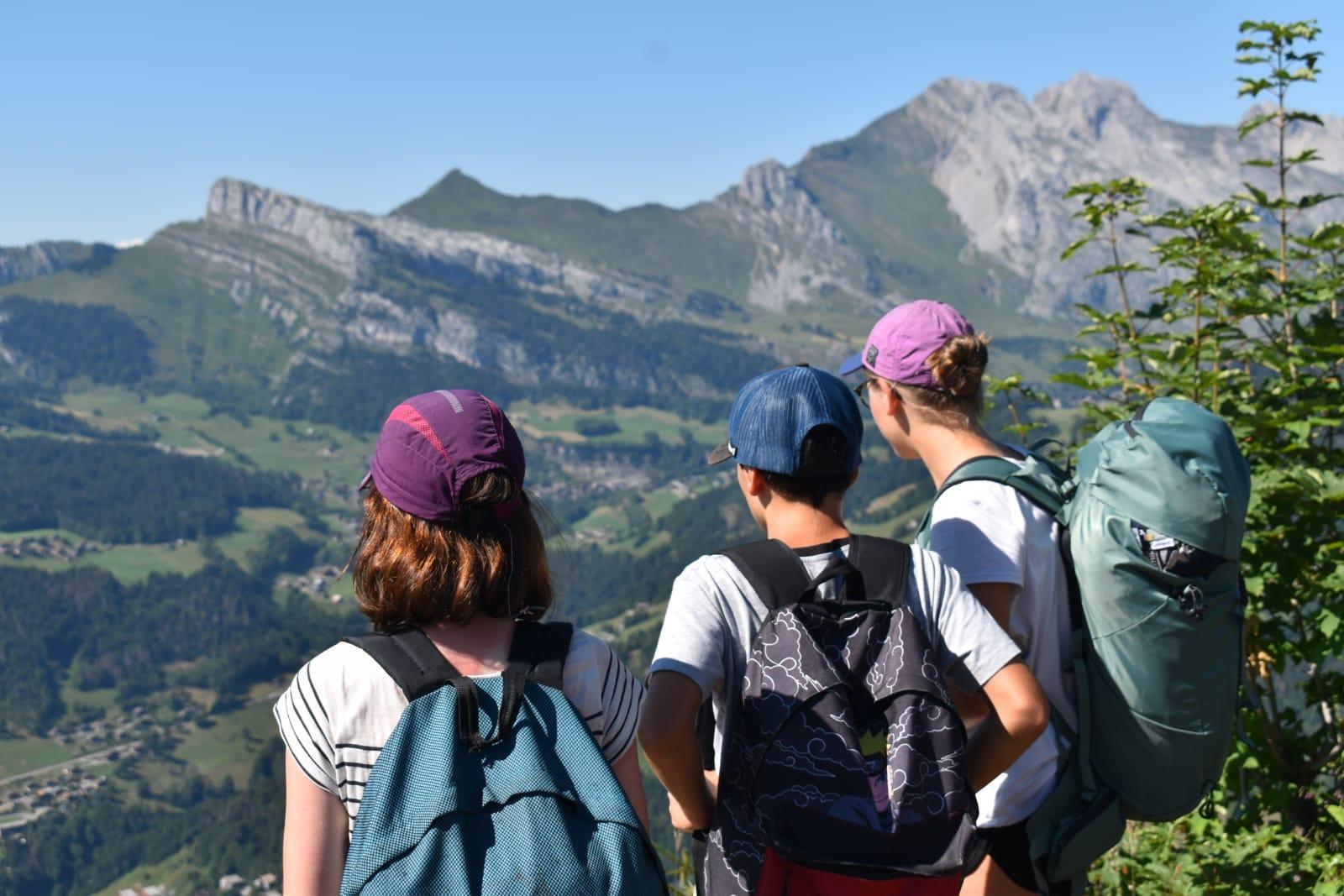 enfants en randonnée lors d'une colo