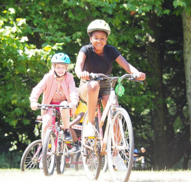 Elèves qui font du vélo