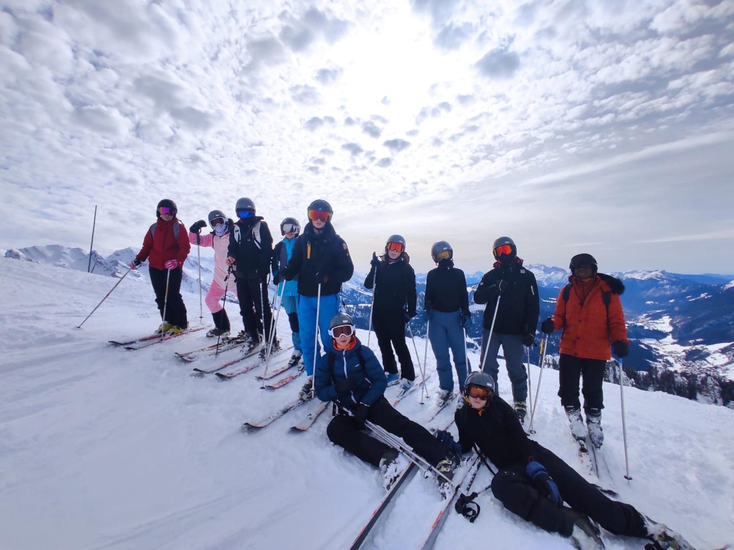 jeunes sur les pistes de ski