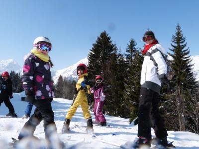 Enfants qui font du ski avec animateur