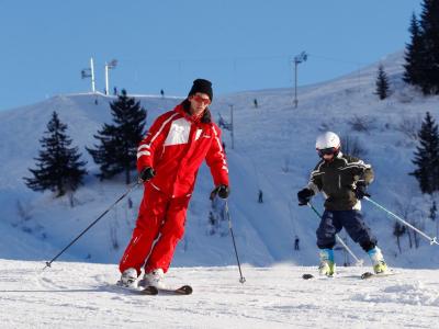 moniteur de ski avec enfant