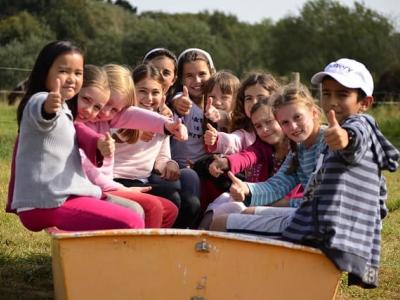 enfants dans bateau