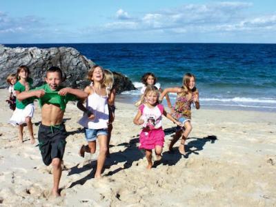 enfants courant sur la plage