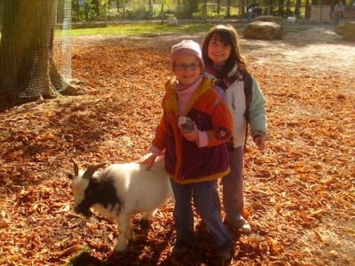 enfants dans une forêt en automne