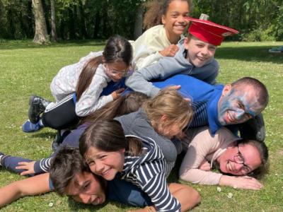 enfants qui s'amusent aux vacances de pâques