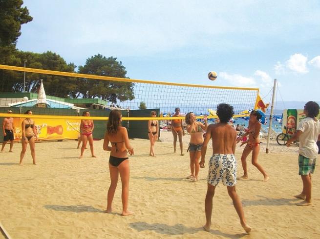 ados qui jouent sur la plage