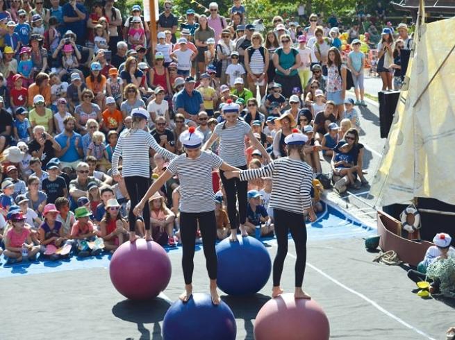 Stage de cirque avec des enfants et des ados - colo été 2024