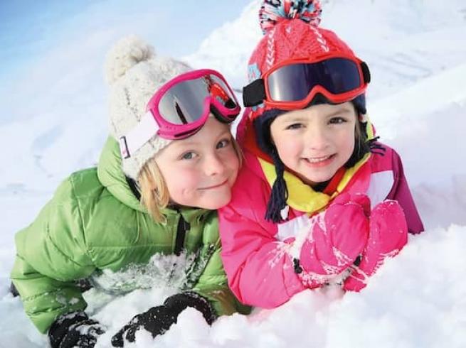 filles jouant dans la neige