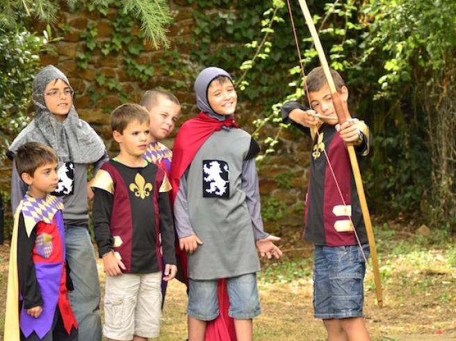 Enfants qui font du tir a l'arc