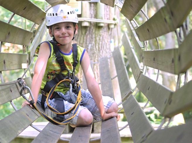 Enfant qui fait de l'accrobranche