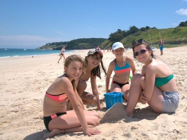 Groupe de filles qui joue sur la plage au bord de la mer