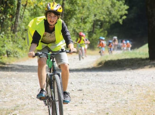 Garçon qui fait du vélo en sécurité