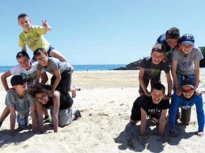 Enfants sur la plage qui s'amusent