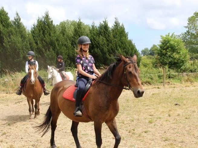 Enfants qui font du cheval