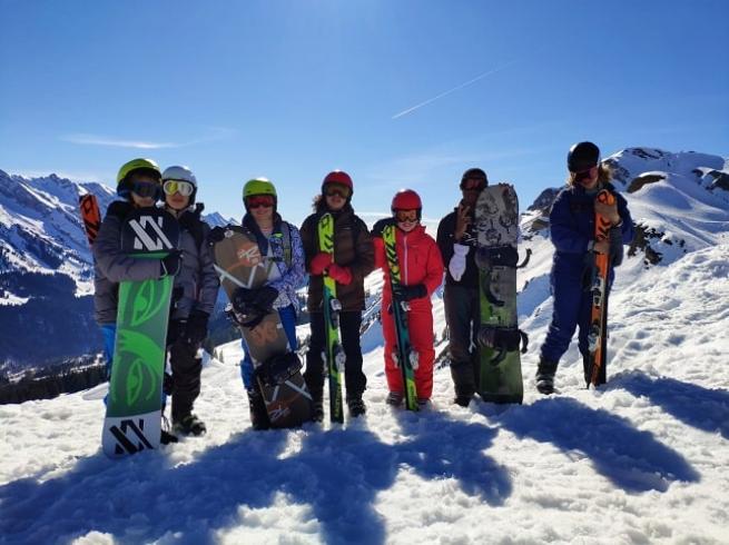enfants qui font du snowboard