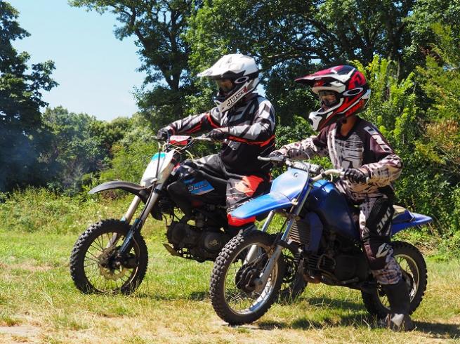 Enfants qui font de la moto-cross en colo à la mer