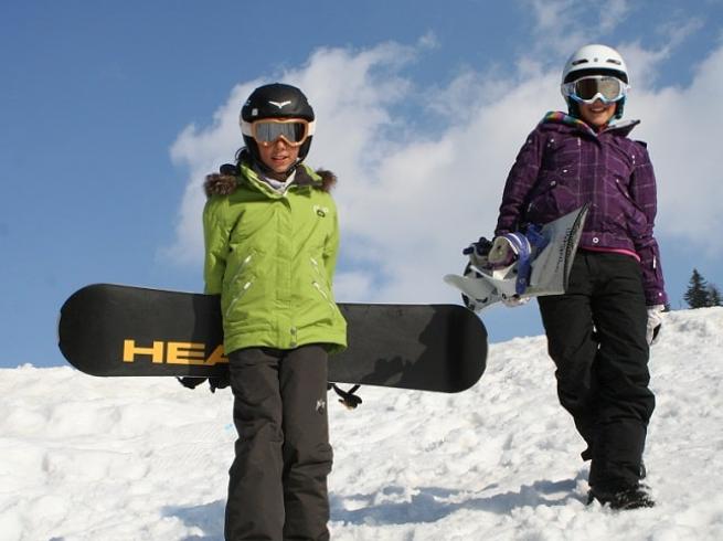 jeunes qui font du snowboard