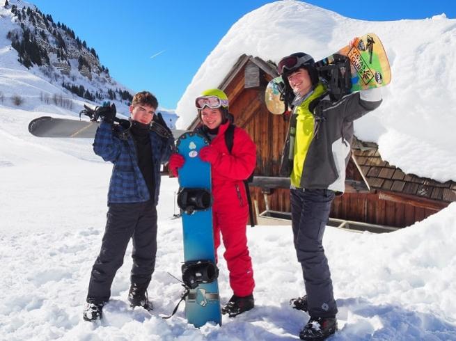 ados avec un snowboard à la montagne