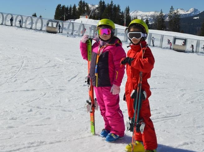 Enfants qui apprennent le ski