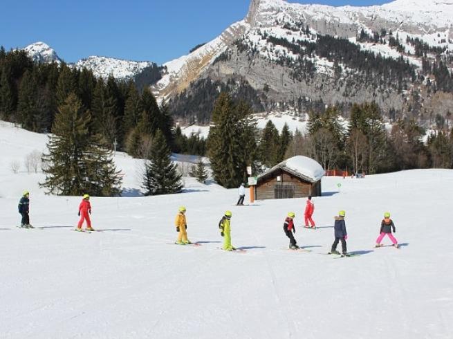 Enfants qui prennent les cours de ski