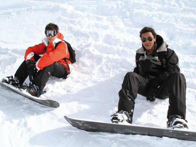 ado qui font du snowboard