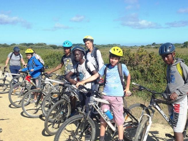 promenade en vélo pendant la colonie de vacances