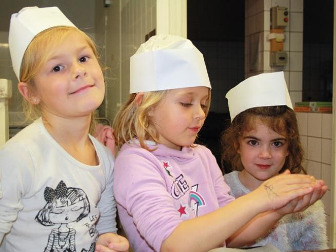 Enfants qui font la cuisine