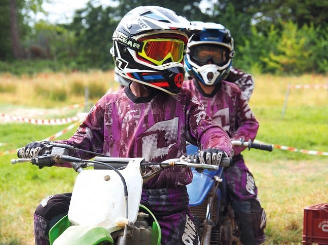 Enfant et ado qui font de la moto cross