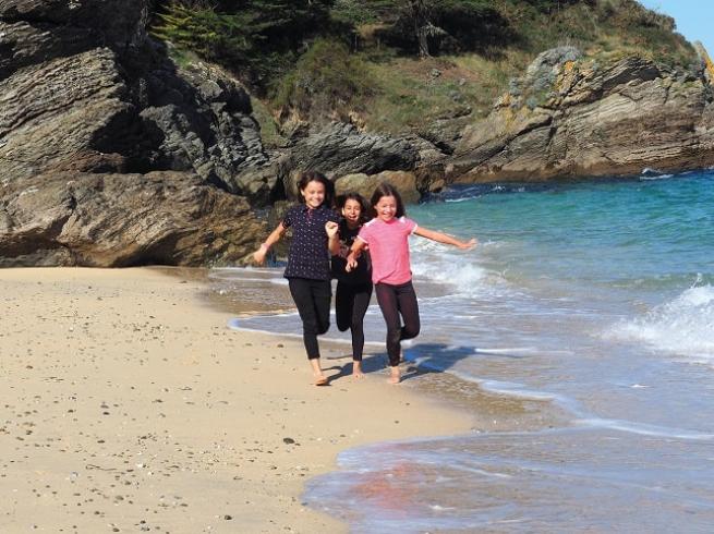 enfants qui s'amusent à la mer