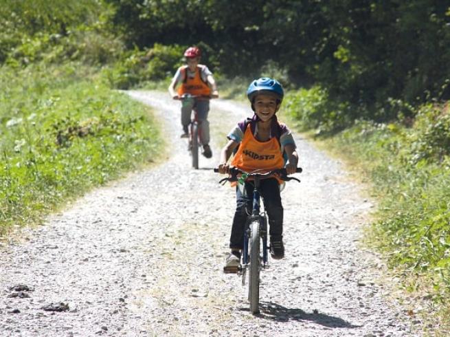 Enfants qui fais du vélo