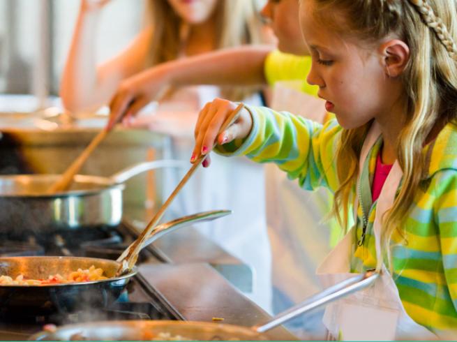 enfants qui font la cuisine