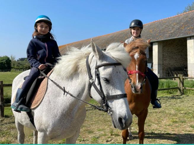 enfants qui font de l'équitation en colo