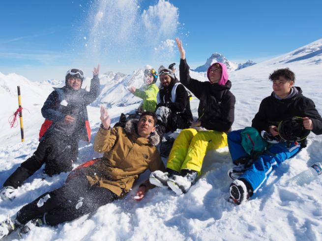 groupe d'ados au ski