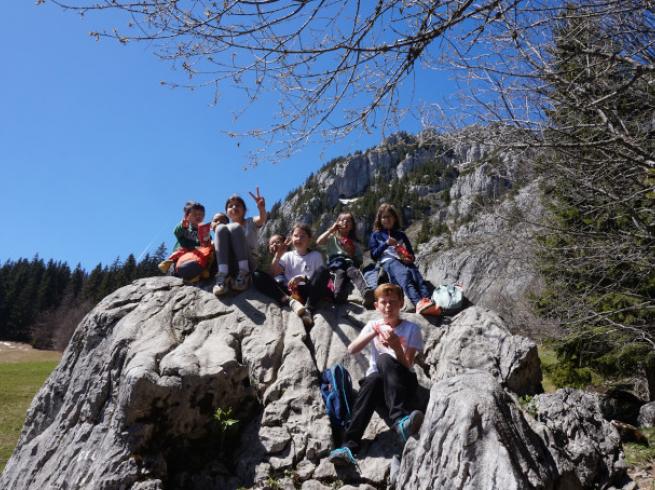 enfants en randonnée à la montagne