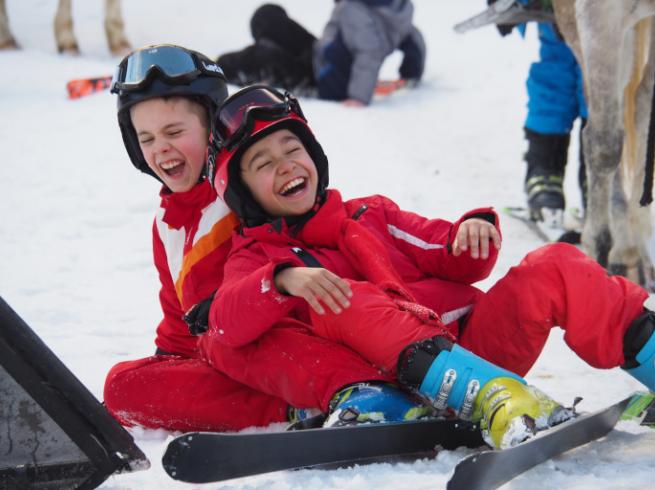 enfants heureux au ski