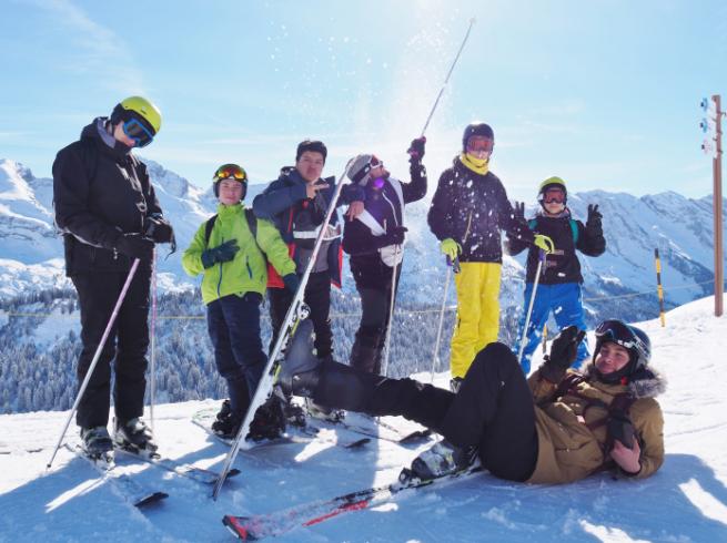 groupe ados sur les pistes de ski