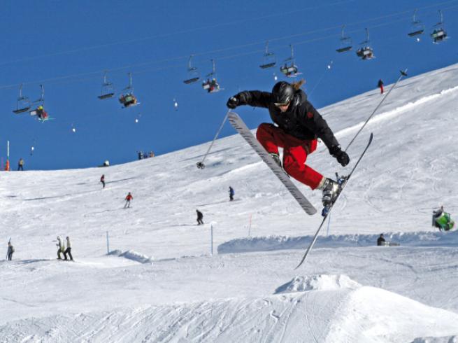 figure à ski sur snowpark