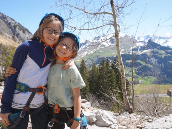 enfants en stage d'escalade