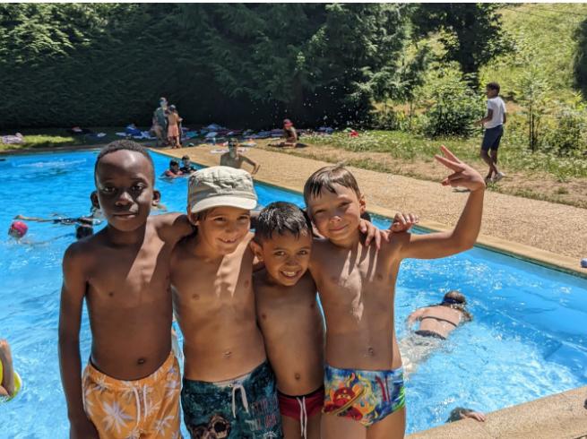 enfants à la piscine