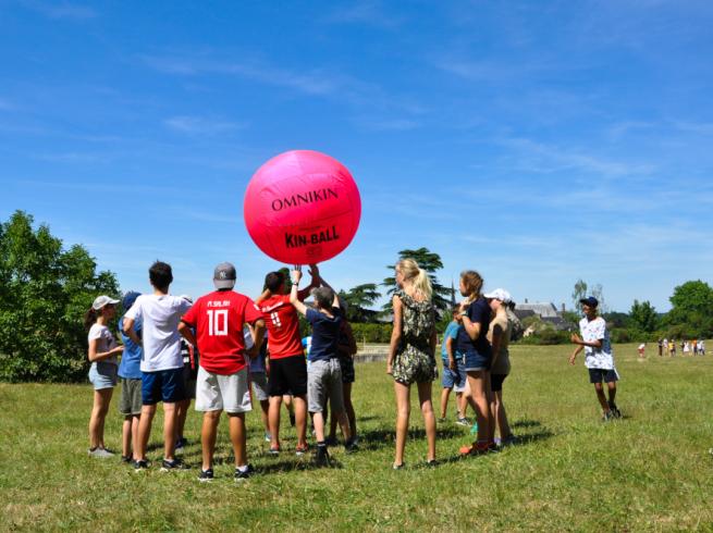 ados qui jouent aux sports collectifs