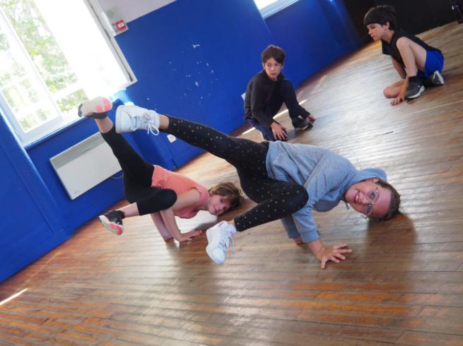 enfants qui apprennent le breakdance