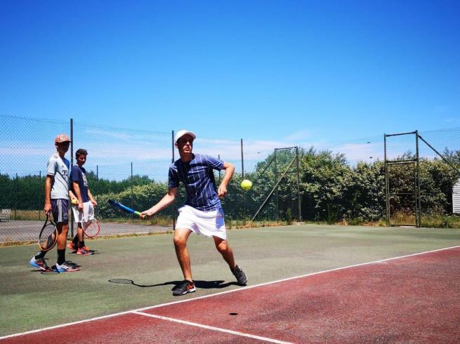 stage de tennis en colonie de vacances ados