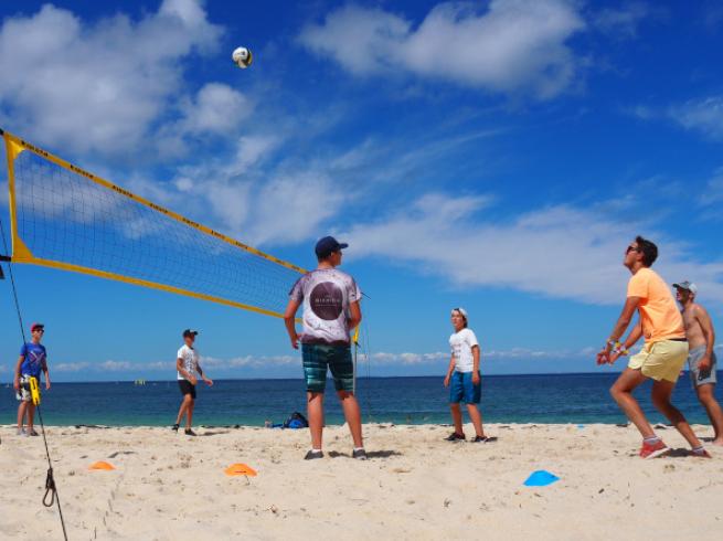 groupe d'ados beach-volley belle ile